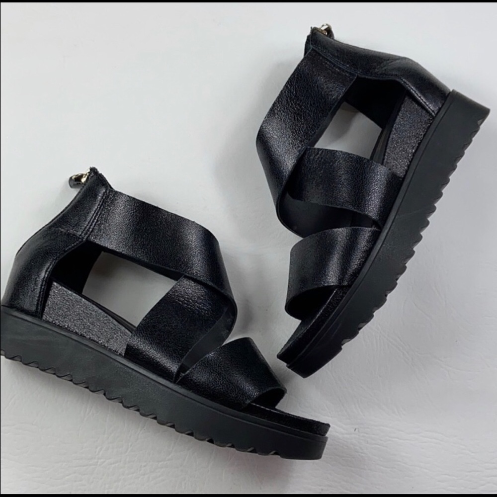 Like new Steve Madden platform cross cross sandals